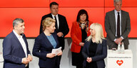Franziska Giffey steht mit anderen Politikerinnen auf einer Bühne