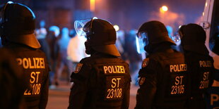 Polizisten mit Helmen bei einer Demonstration.