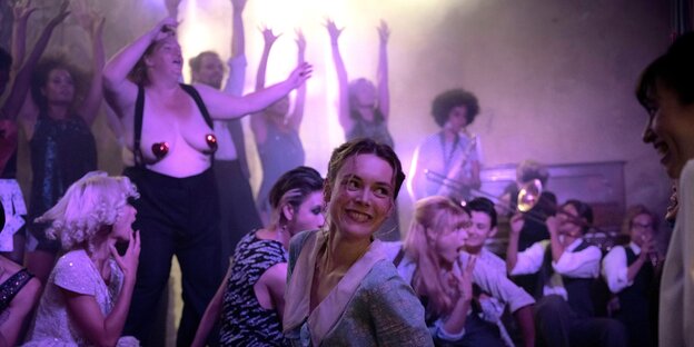 Ein Szene aus der Serie Eldorado KADEWE man sieht tanzende Frauen, ist Oberkörper frei, alle Lachen und haben Spaß