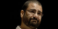 Der linke Regime-Kritiker Alaa Abdel-Fattah mit kurz geschorenen Haaren, gestutztem Vollbart und Brille blickt verzweifelt