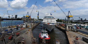 Ein Schiff wird ins Dock geschleppt