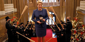 Das Bild zeigt die neue Regierende Bürgermeisterin Franziska Giffey (SPD) im Roten Rathaus unter einem Spalier von Schornsteinfegern.