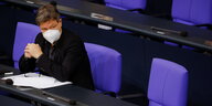 Robert Habeck sitzt mit Makse im Bundestag in Berlin
