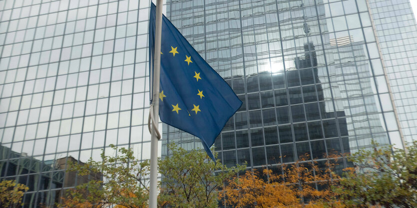 Eine Europäische Fkagge vor einem Hochhaus mit einer Glasfassade