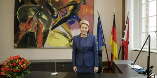 Franziska Giffey steht in ihrem neuen Schreibtisch