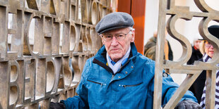 Ludwig Baumann steht 2015 an dem Deserteurdenkmal am Stephansplatz in Hamburg.