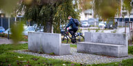 Fahrradfahrer fährt an Denkmal entlang