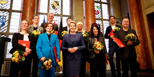 Die neuen Senatorinnen und Senatoren der neuen Landesregierung von Berlin posieren am 21.12.2021 auf einer Treppe im Roten Rathaus für ein Foto