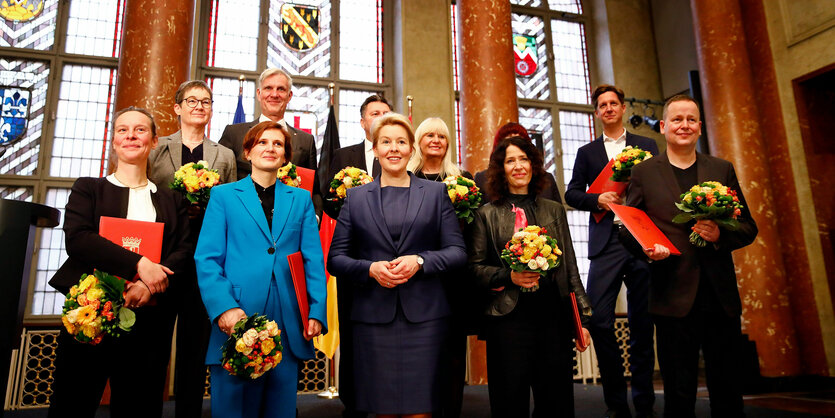 Die neuen Senatorinnen und Senatoren der neuen Landesregierung von Berlin posieren am 21.12.2021 auf einer Treppe im Roten Rathaus für ein Foto