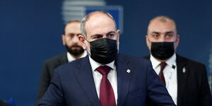 der Armenische Premier Paschinjan mit Maske