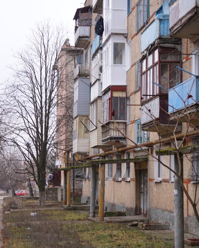 Zusammengezimmerter Plattenbau bei nebligem Wetter