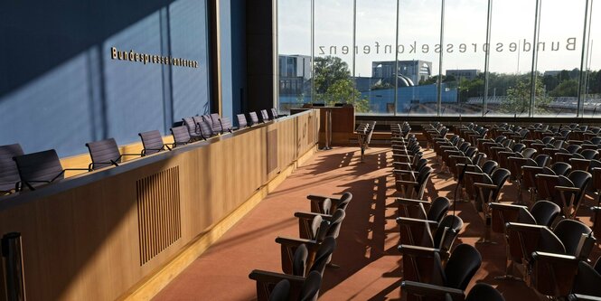 Ein leerer Saal mit Zuschauerreihen und Podium