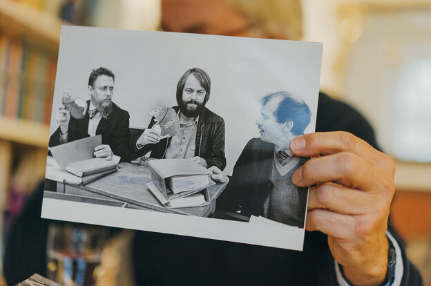 Ein altes Foto in die Kamera gehalten: Hans-Peter de Lorent erinnert sich an seinen Prozess Ein altes Foto in die Kamera gehalten: Hans-Peter de Lorent erinnert sich an seinen Prozess