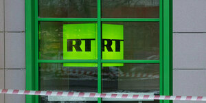 RT-Logo hinter einem Fenster