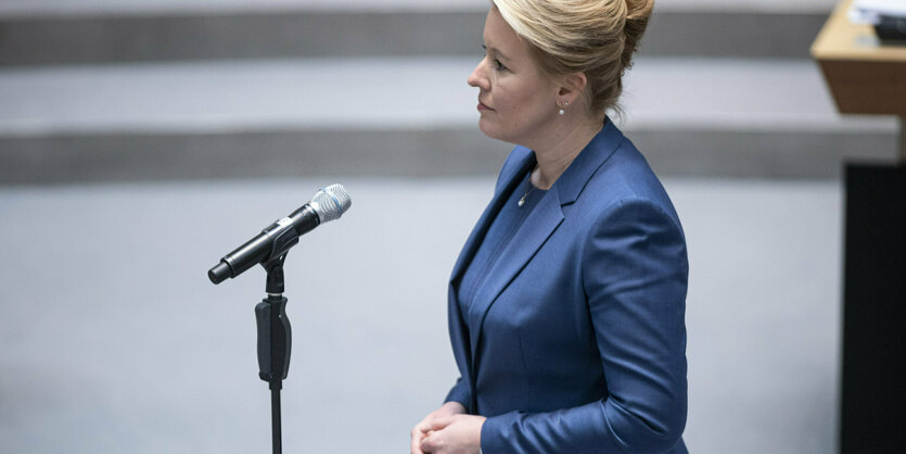 Das Foto zeigt Franziska Giffey bei ihrer Vereidigung als Regierende Bürgermeisterin.