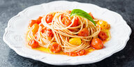 Ein Teller spaghetti mit Tomaten