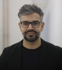 Autor Tigran Petrosyan mit Vollbart und Brille