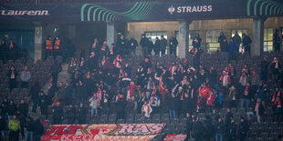 Ein voll besetztes Fußballstadion