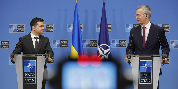 Jens Stoltenberg (r), Nato-Generalsekretär, und Wolodymyr Selenskyj, Präsident der Ukraine, nehmen an einer Pressekonferenz im Nato-Hauptquartier teil.