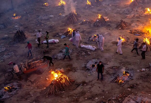 Auf einem Feld verden Leichen verbrannt