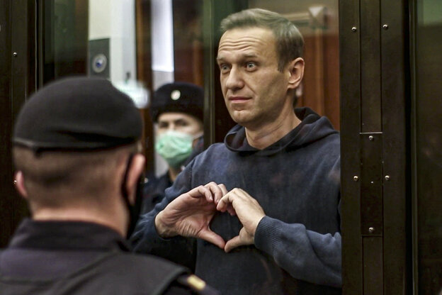Alexei navalny im Gerichtssaal zeigt stellt mit seinen Händen ein Herz nach
