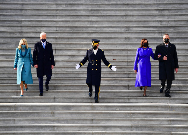 Jill und Joe Biden Kamala Harris und Douglas Emhoff laufen eine Treppe hinab
