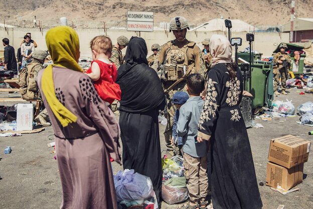 Frauen mit Kindern vor einem US Soldaten am Kabuler Flughafen