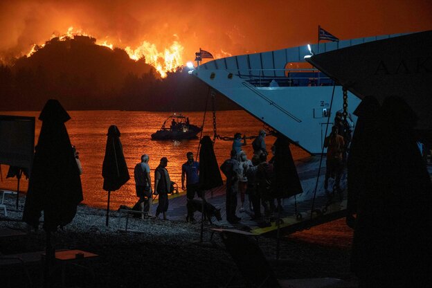 Auf einem Schiff werden Menschen vor dem großen Brand evakuiert