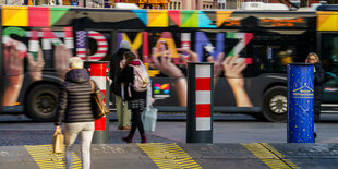 Mainz: Ein Linienbus fährt durch die Innenstadt. Fahrkarten für Busse und Bahnen im Nahverkehr sind in diesem Jahr durchschnittlich rund 1,5 Prozent teurer geworden. Das geht aus Berechnungen des Verbands Deutscher Verkehrsunternehmen hervor.