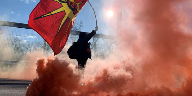 Roter Rauch ziehjt auf bei einer Demonstartion der Wet’suwet’en-Indigenen in Toronto