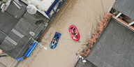 Rettungsboote in einer überschwemmten Straße.