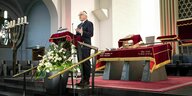 Frank-Walter Steinmeier steht mit Kippa an einem Redepult
