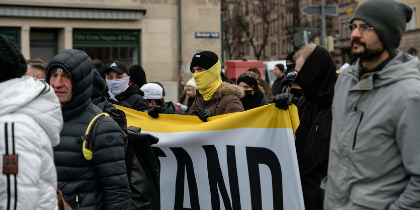 Demonstranten halten ein Transparent