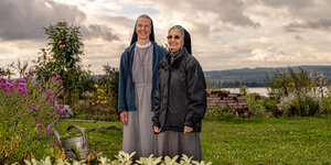 Zwei Nonnen in einem Kräutergarten.