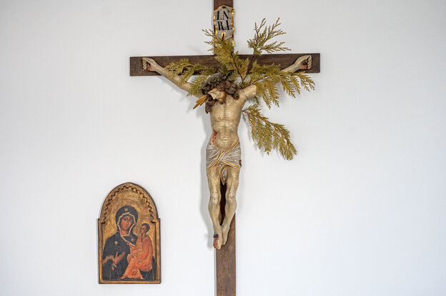 Ein Jesus an einem Kreuz, darunter ein Bild von Maria.