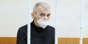 Juri Dmitriew hinter einem Gitter.