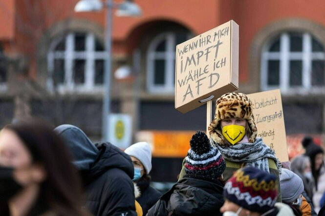 Protest in Stuttgart mit dem Plakat: Wenn ihr mich impft wähle ich AFD