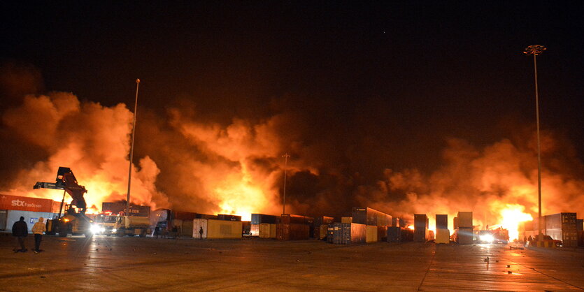 Brennende Container in der Nacht