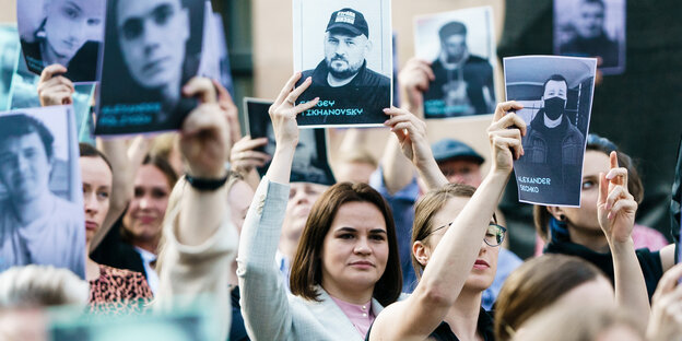 Swetlana Tichanowskaja, belarussische Oppositionspolitikerin, mit Foto ihres inhaftierten Mannes auf einer Demonstration in Berlin