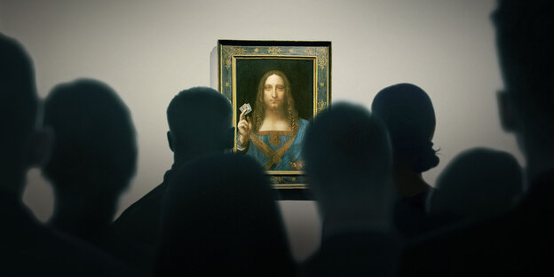 Im Vordergrund schemenhafte Silhouetten, dahinter an der Wand hängend das vermeintliche da Vinci-Gemälde „Salvator Mundi“