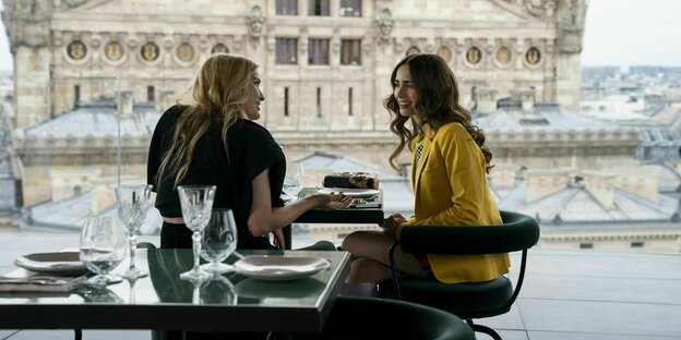Szene: Zwei Frauen im Café