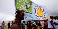 Eine Protestfahne gegen Shell in Südafrika