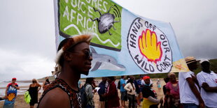 Eine Protestfahne gegen Shell in Südafrika