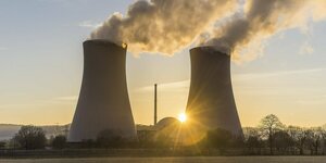Dampf steigt aus den Kühltürmen eines Atomkraftwerks