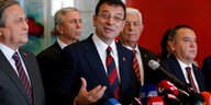 Oberbürgermeister Ekrem İmamoğlu vor Mikrofonen.