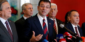 Oberbürgermeister Ekrem İmamoğlu vor Mikrofonen.