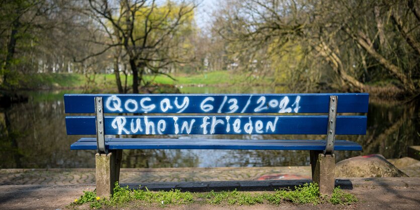 "Ruhe in Frieden" steht im Gedenken an Qosay Khalaf auf einer Bank im Delmenhorster Wollepark.