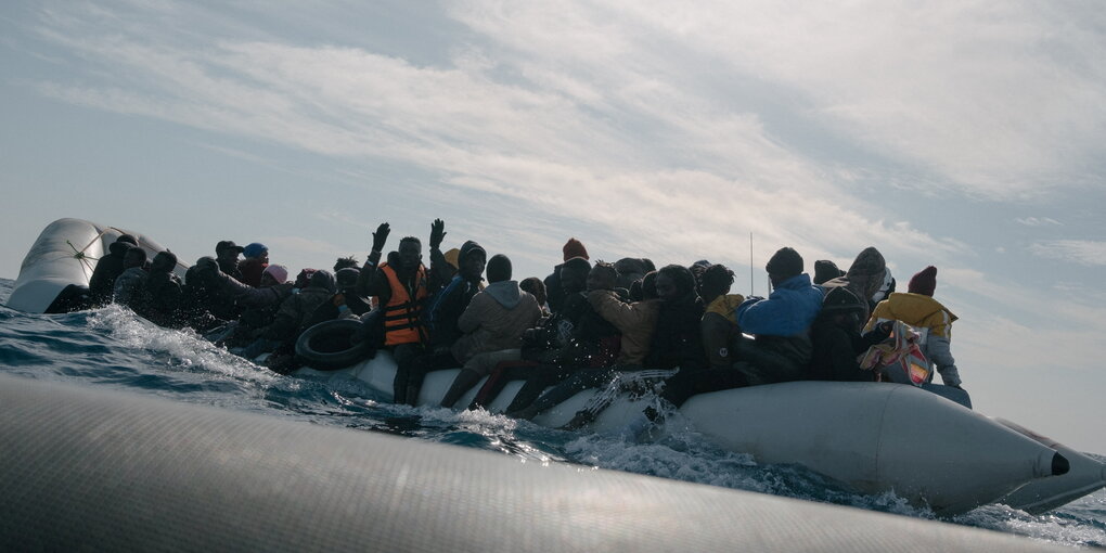 Flüchtlinge auf Boot im Mittelmeer