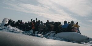 Flüchtlinge auf Boot im Mittelmeer