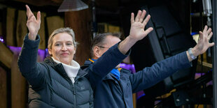 Alice Weidel und Tino Chrupalla winken den Demonstranten zu